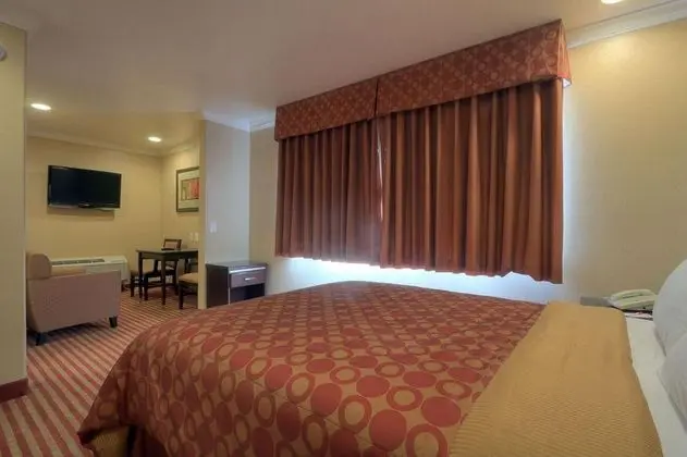 Econo Lodge  Inn & Suites Near Legoland