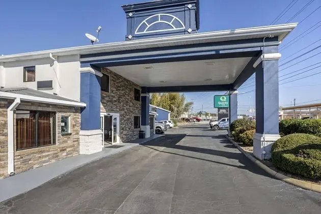 Econo Lodge  Inn & Suites