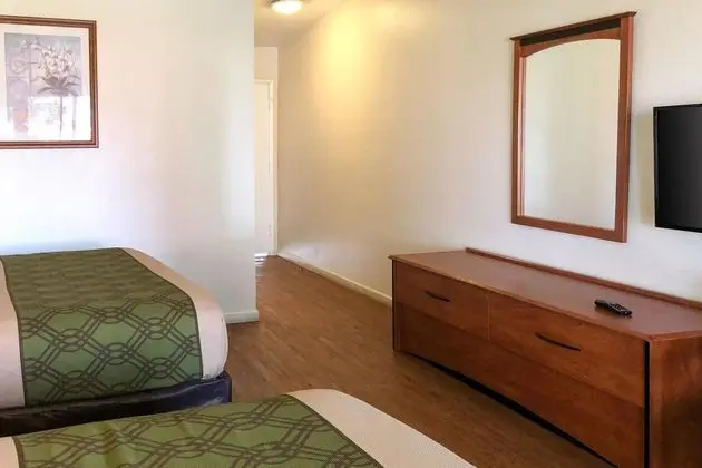 Econo Lodge Inn and Suites Oakland Airport