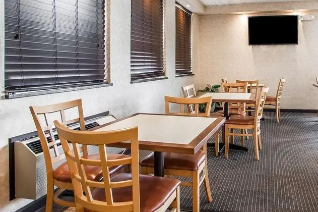 Econo Lodge Inn & Suites Outlet Village
