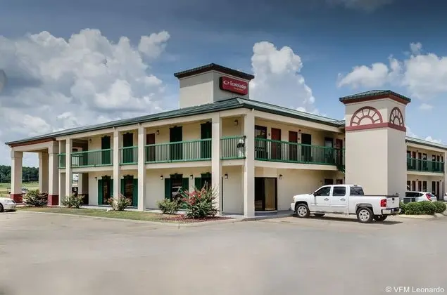 Econo Lodge Inn & Suites
