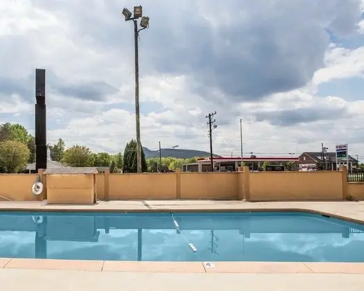 Econo Lodge Inn & Suites - Havuz