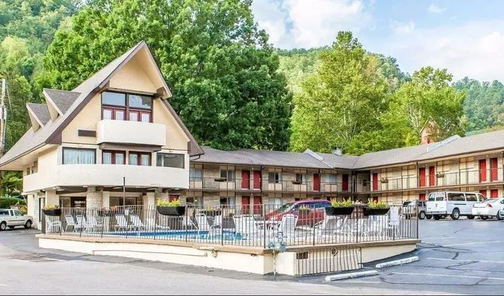 Econo Lodge Inn & Suites on the River
