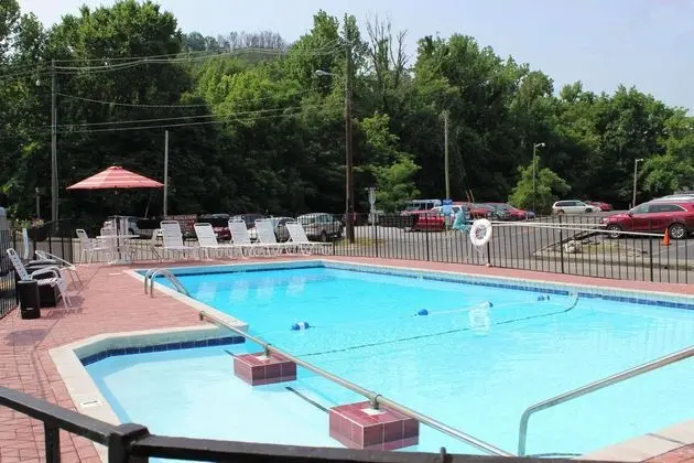 Econo Lodge Inn & Suites on the River - Havuz