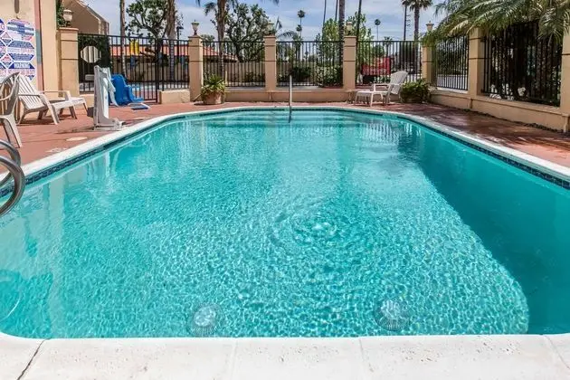 Econo Lodge Inn & Suites Riverside - Corona - Havuz