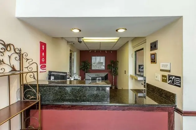 Econo Lodge Inn & Suites Riverside - Corona - Lobi