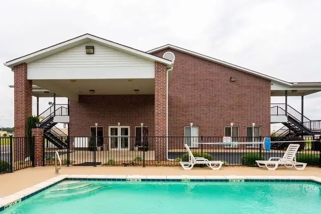 Econo Lodge Inn & Suites Searcy - Havuz