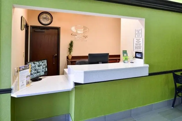 Econo Lodge Inn & Suites