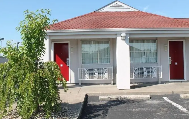 Econo Lodge  Inn & Suites South