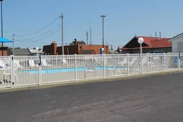 Econo Lodge  Inn & Suites South