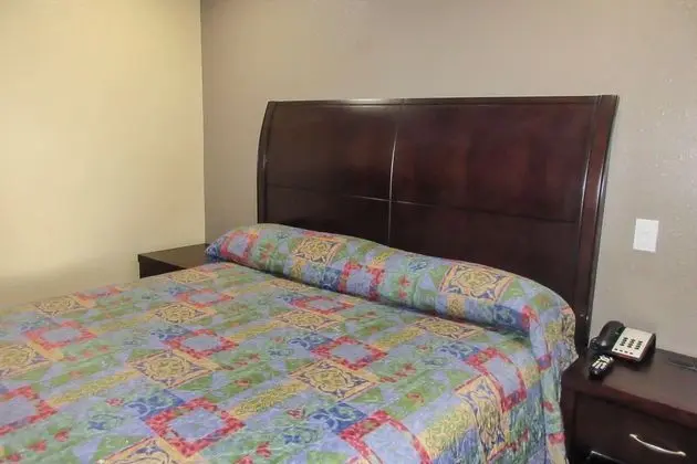 ECONO LODGE INN SUITES