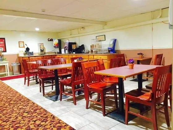 Econo Lodge Inn & Suites