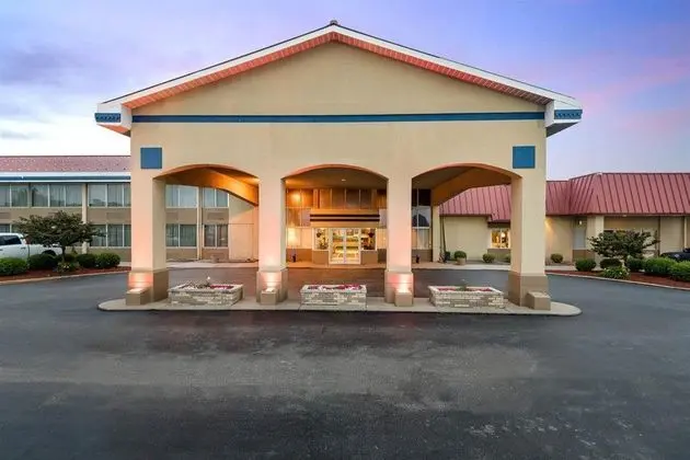 Econo Lodge Inn & Suites Triadelphia - Wheeling