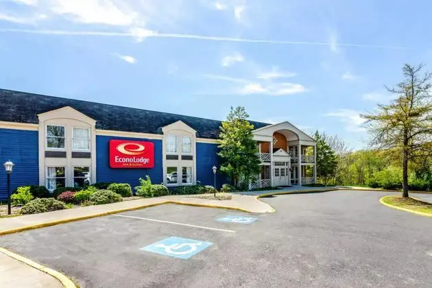 Econo Lodge Inn & Suites University