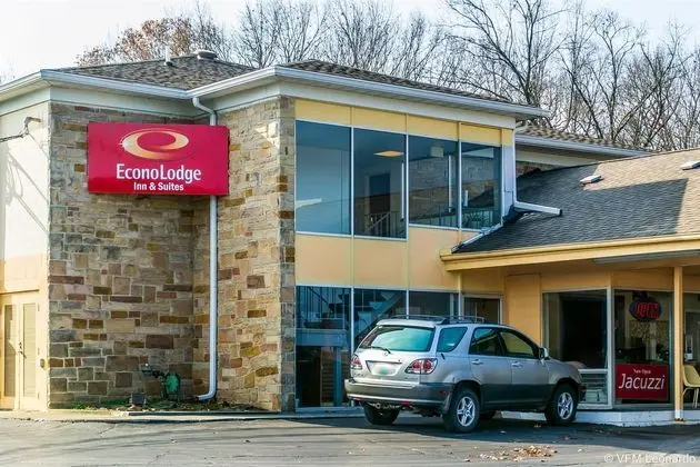 Econo Lodge  Inn & Suites
