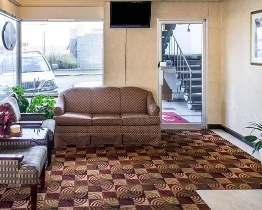 Econo Lodge Inn & Suites - Lobi