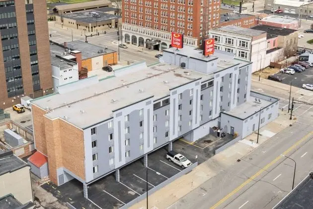 Econo Lodge Inn & Suites Waterloo Area - Dış Mekan