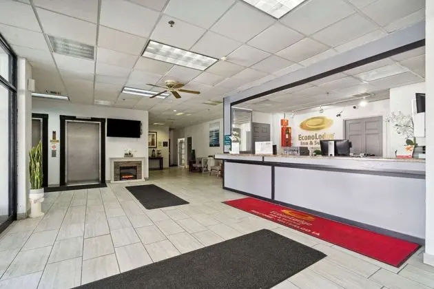 Econo Lodge Inn & Suites Waterloo Area - Lobi