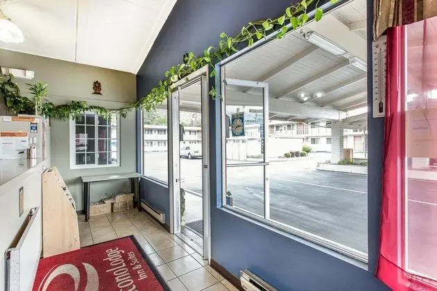 Econo Lodge Inn & Suites