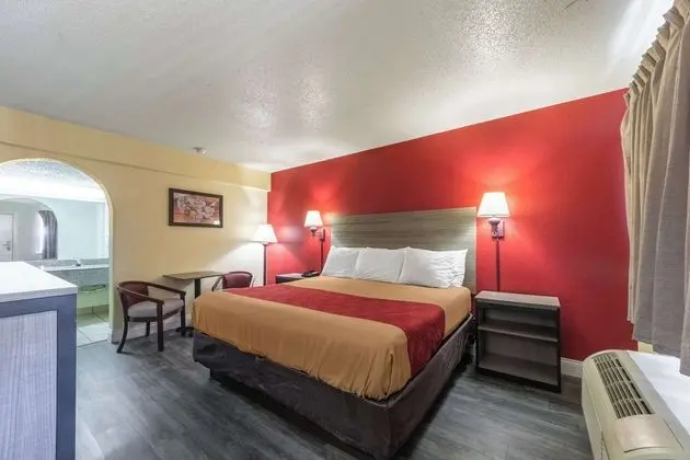 Econo Lodge Marcos - 1