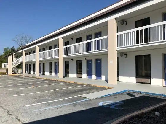 Econo Lodge - Dış Mekan