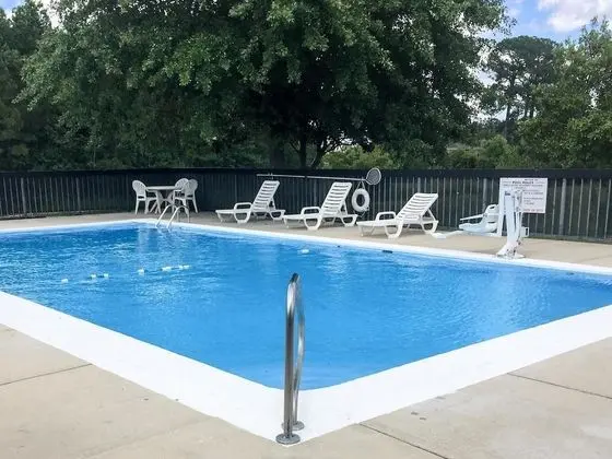 Econo Lodge - Havuz