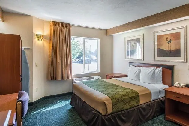 Econo Lodge North Academy