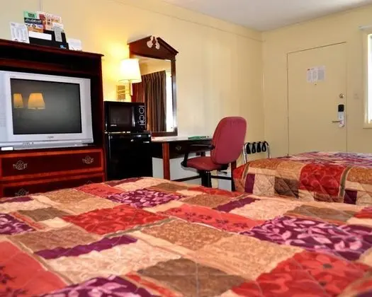 Econo Lodge North