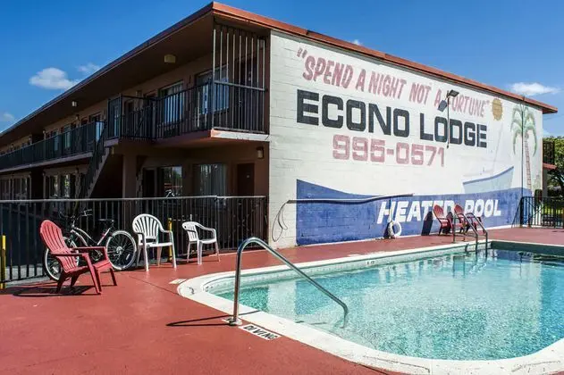 Econo Lodge North Fort Myers - Havuz