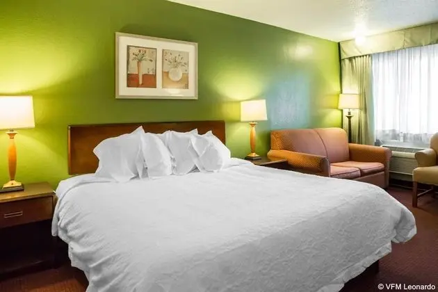 Econo Lodge North