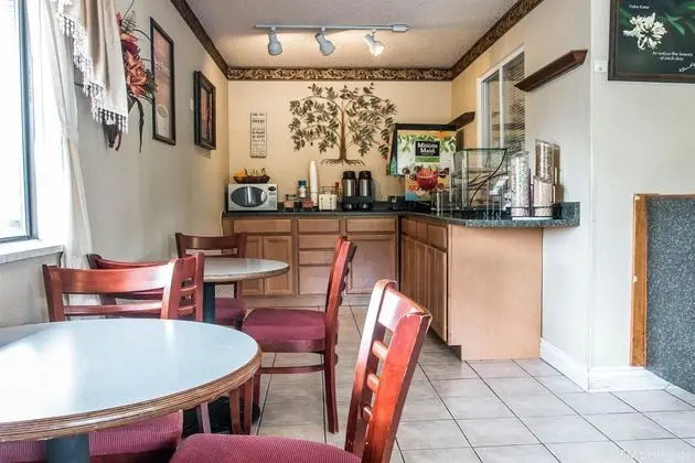 Econo Lodge Paw Paw Area
