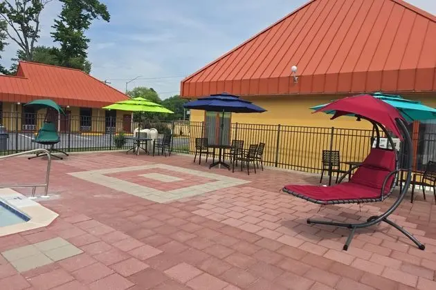 Econo Lodge - Havuz