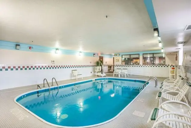 Econo Lodge - Havuz