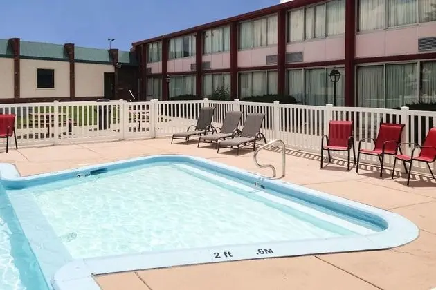 Econo Lodge - Havuz