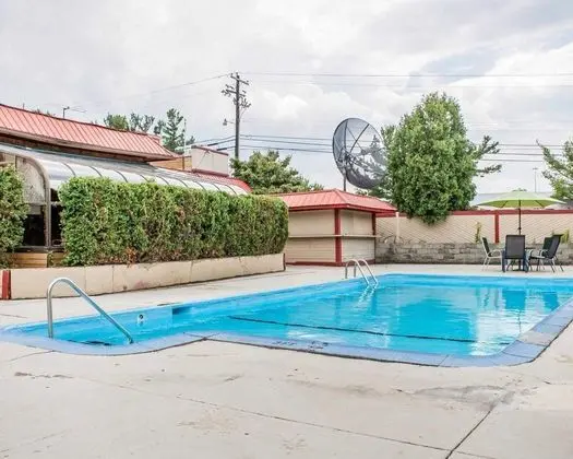 Econo Lodge - Havuz