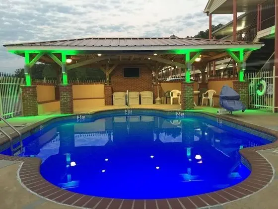 Econo Lodge - Havuz