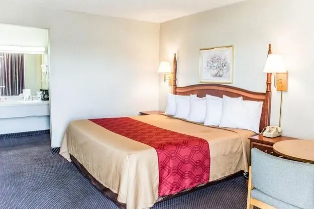 Econo Lodge & Suites