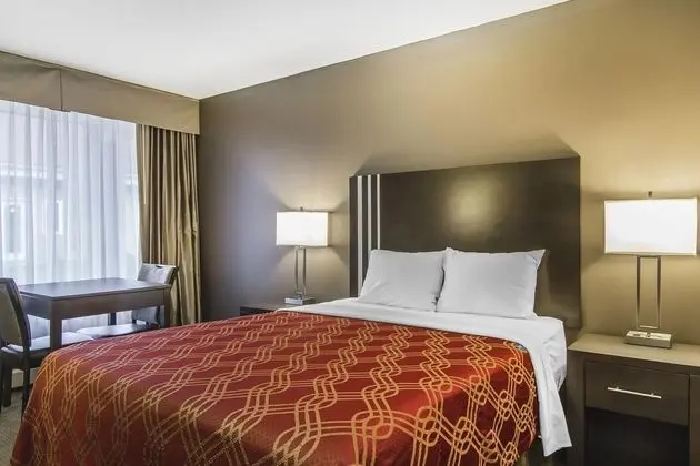 Econo Lodge & Suites Lethbridge