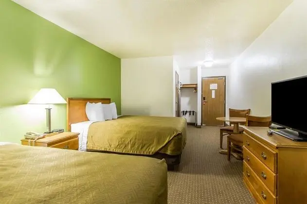 Econo Lodge & Suites