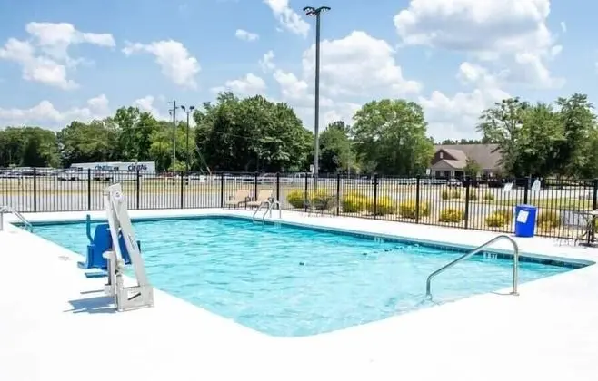 Econo Lodge - Havuz
