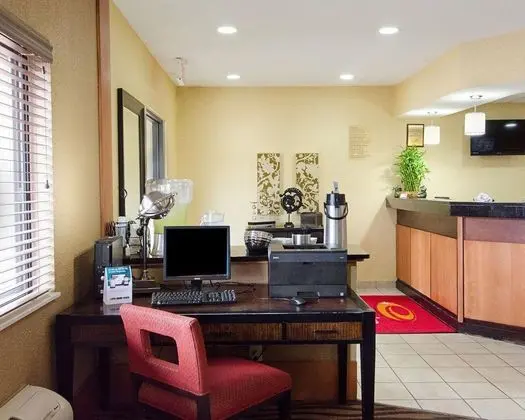 ECONO LODGE AT WANAMAKER - Genel