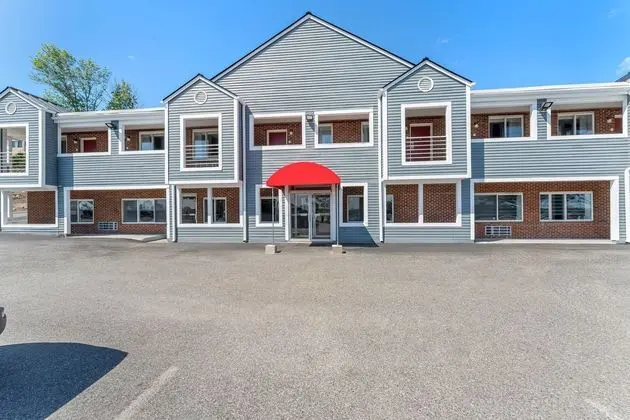 Econo Lodge Warwick Airport - Dış Mekan