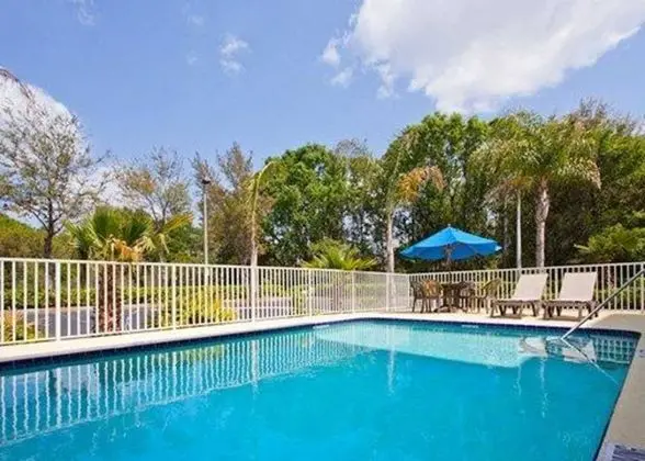 Econo Lodge Wesley Chapel - Havuz