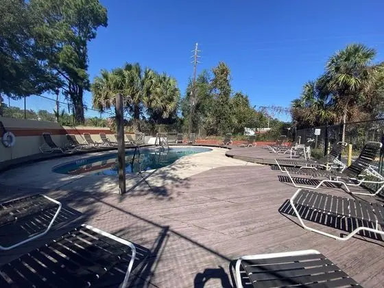 Econo Lodge West