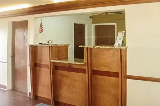 Econo Lodge Westside - 1