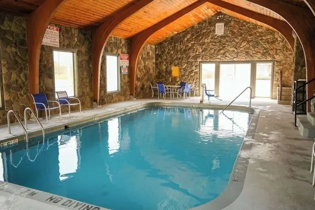 Econo Lodge Wooster Area - Havuz