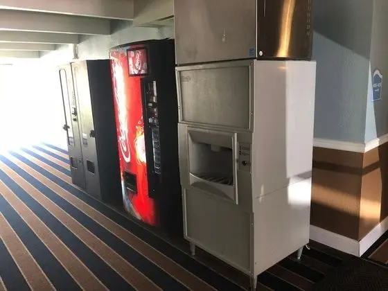 Economy Inn North Randall - İç Mekan