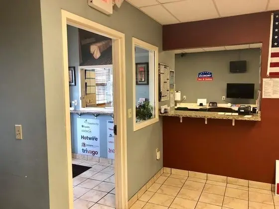 Economy Inn North Randall - Lobi
