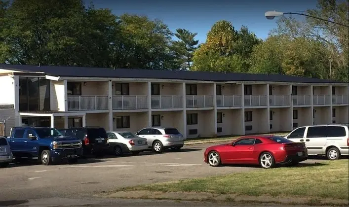 Economy Inn North Randall - 1