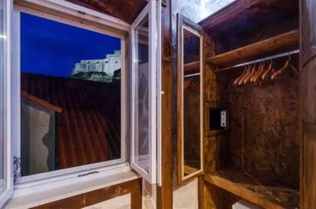 Eddie's Sea View Rooms (Old Town)